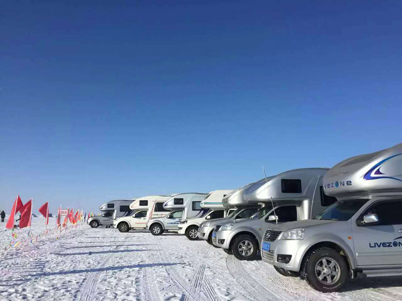 踏雪前行，房車也能雪地越野