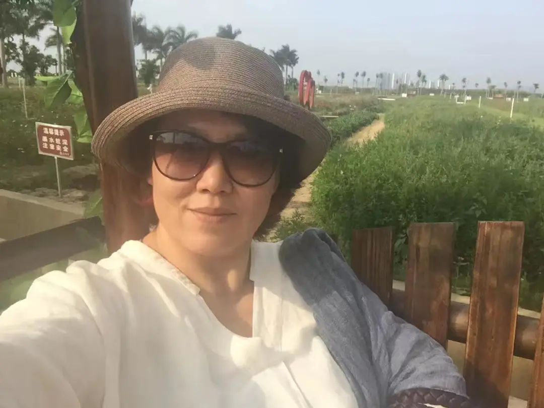 58歲的她，自駕房車旅居，一人兩犬，活成了自己喜歡的樣子