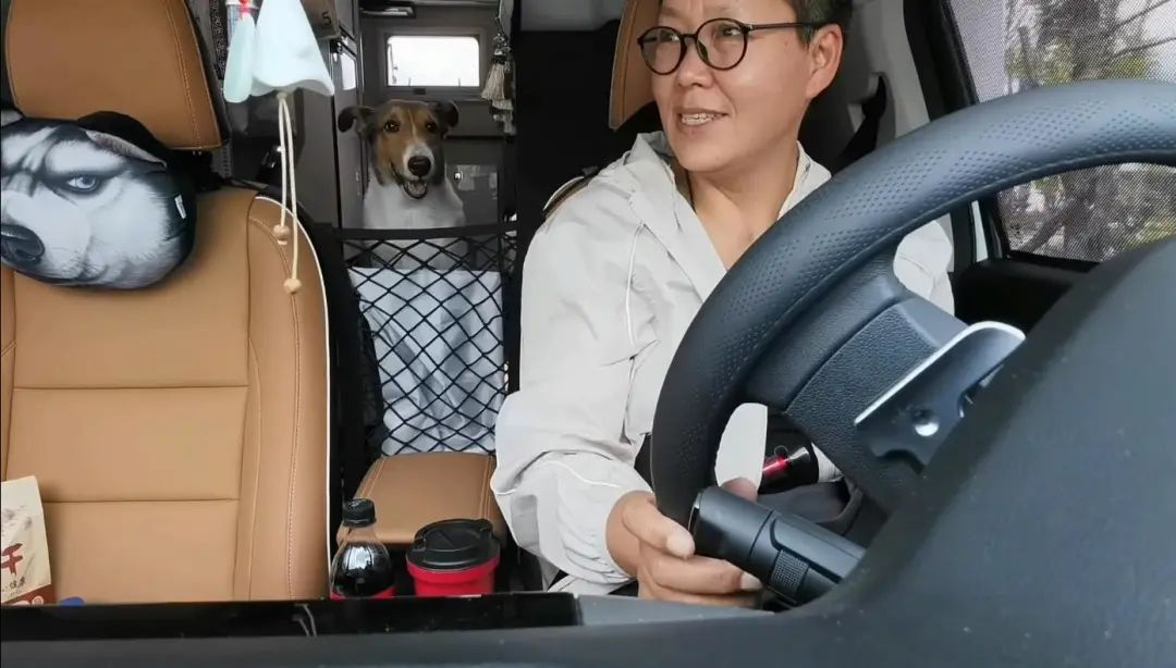 58歲的她，自駕房車旅居，一人兩犬，活成了自己喜歡的樣子